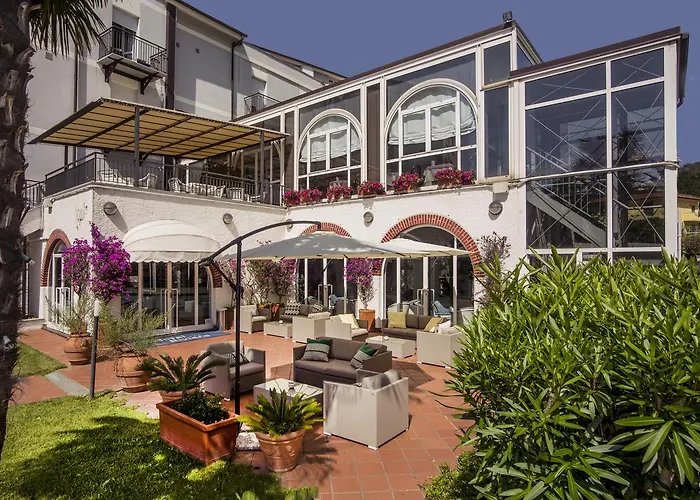 Riviera 3 Stelle Con Piscina Estiva Gratuita E Garage A PagamentoAlbergo